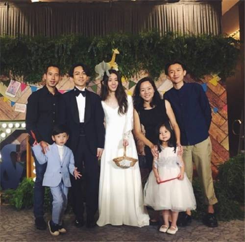 他们的舅舅是人气插画家马来貘，应该是和林宥嘉是朋友关系，所以这次婚礼顺便就叫上了侄儿侄女。