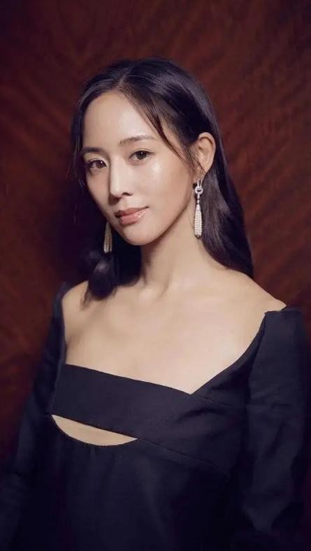 张钧甯娱乐圈法务赛道第一人，法学背景助她演艺事业腾飞