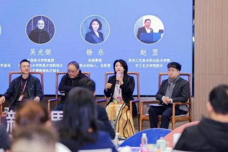 　　杨乐就非遗与公众的联结进行对话探讨 