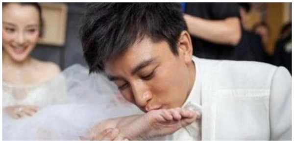 明星婚礼“亲吻”瞬间，图2甜到齁图4太重口，最后一张笑喷了！