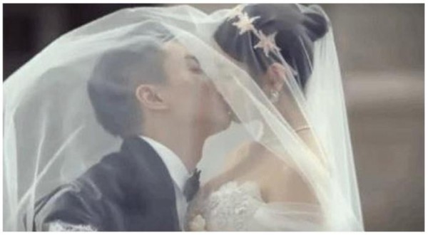 明星婚礼“亲吻”瞬间，图2甜到齁图4太重口，最后一张笑喷了！