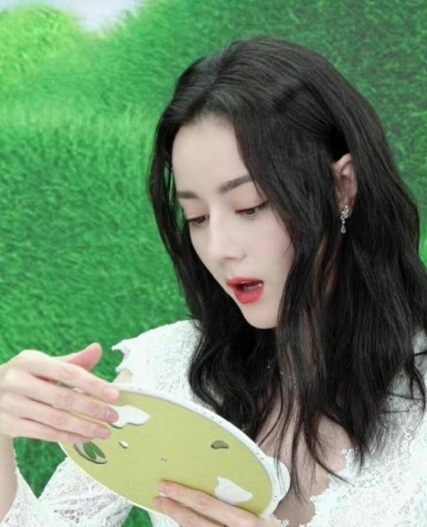 <a style='color:#f10404;' href='https://www.mingxing.cc/tags-1894.html ' target='_blank'>迪丽热巴</a>出镜生图养眼<strong></p> <p><a style='color:#f10404;' href='https://www.mingxing.cc/tags-1894.html ' target='_blank'>迪丽热巴</a></strong>，时尚白裙太温柔