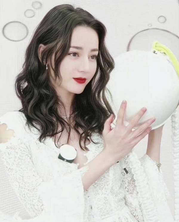 <a style='color:#f10404;' href='https://www.mingxing.cc/tags-1894.html ' target='_blank'>迪丽热巴</a>出镜生图养眼<strong></p> <p><a style='color:#f10404;' href='https://www.mingxing.cc/tags-1894.html ' target='_blank'>迪丽热巴</a></strong>，时尚白裙太温柔