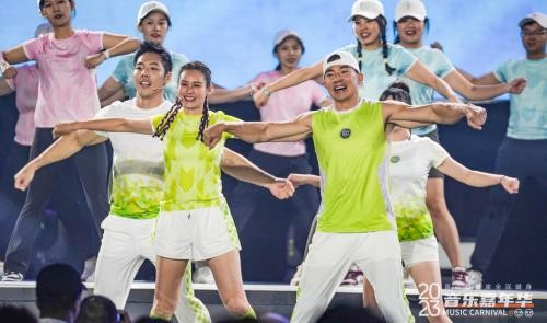 “刘畊宏健身嘉年华”集结“畊宏男孩女孩”青岛“畊练” 南拳妈妈、孙耀威现场献唱勾起回忆杀