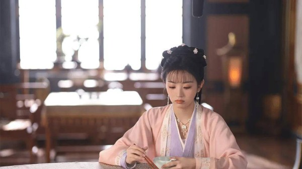 《<a style='color:#f10404;' href='https://www.mingxing.cc/tags-12732.html ' target='_blank'>卿卿日常</a>》开播<strong></p> <p><a style='color:#f10404;' href='https://www.mingxing.cc/tags-12732.html ' target='_blank'>卿卿日常</a></strong>，经典清穿种田文，这个改编你满意吗？