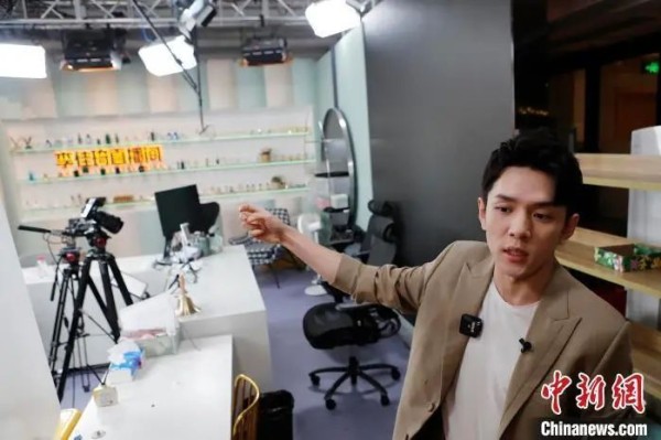 资料图：李佳琦介绍直播间设备和功能。　殷立勤 摄
