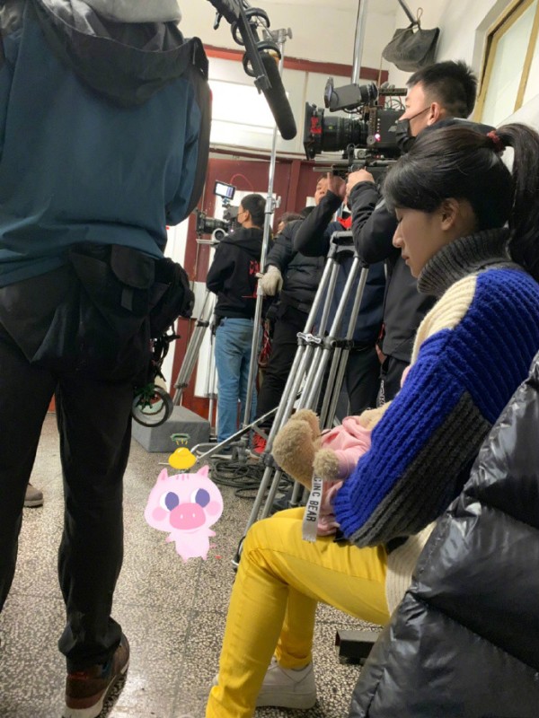 李念晒片场拍摄照.jpg
