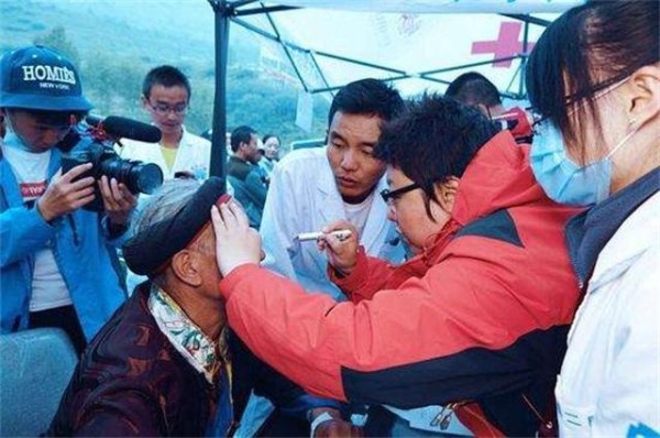 年度公益人物评选，赵薇实力入选，古天乐韩红不在榜单之列