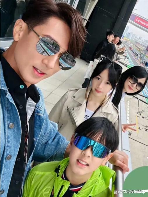 吴尊一家亮相活动，女儿时尚漂亮，儿子和爸爸年轻时长得一样