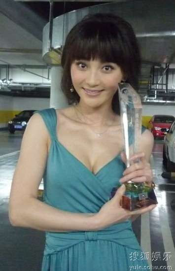 姚笛手捧奖杯