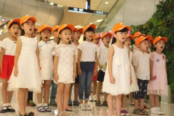两个黄鹂的小学员们在表演