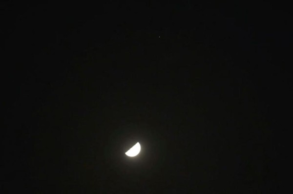 23日至24日凌晨残月连伴土星、金星上演“星月童话”