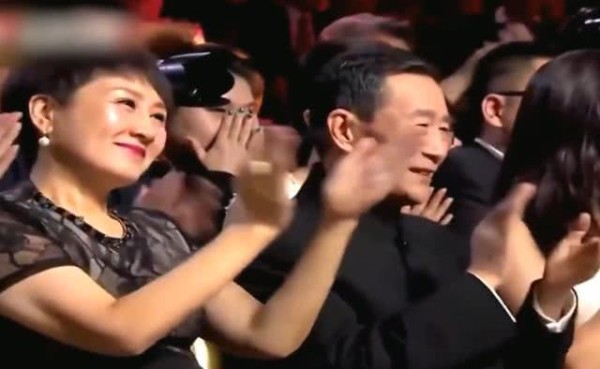 胡歌得奖却说自己非常羞愧，原因一出口打脸众人！张凯丽发疯鼓掌