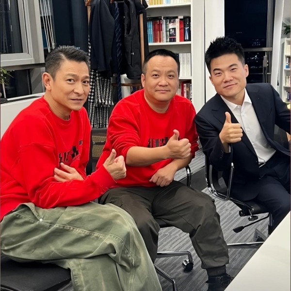 在台中火车站，不错过董宇辉、刘德华的访谈，看完再回家