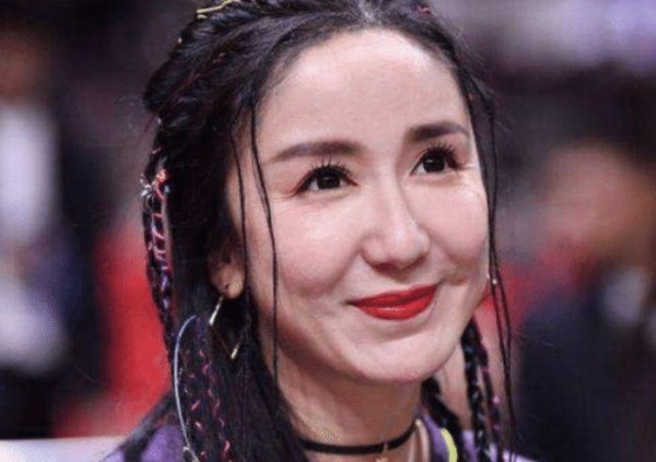 被玻尿酸毁掉的4位女明星，李小璐“惨不忍睹”，她整成”妖怪“