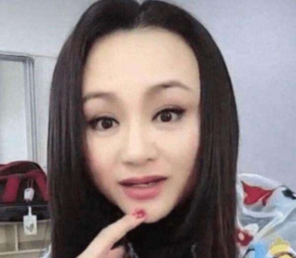 被玻尿酸毁掉的4位女明星，李小璐“惨不忍睹”，她整成”妖怪“