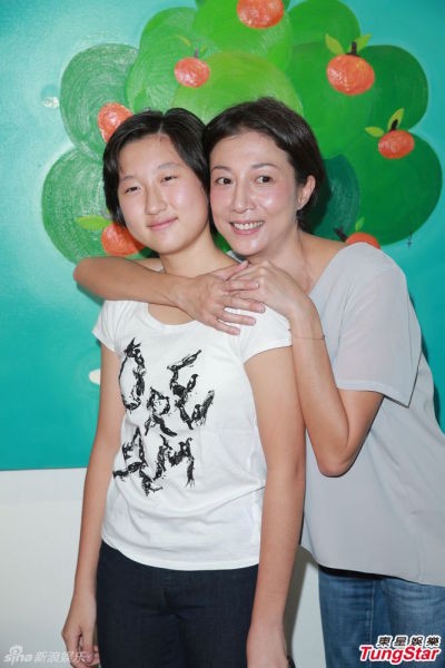 小龙女助阵吴绮莉画展 