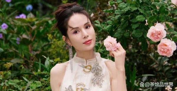 “小龙女”李若彤：为爱隐退，至今不婚不育，56岁身材似少女！