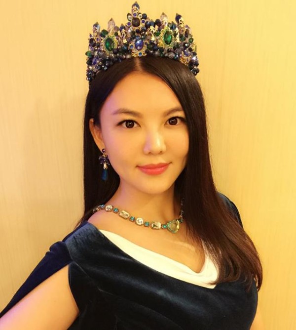 女星嫁豪门后生活，一个全身名牌，一个十分朴素，网友：不能比！