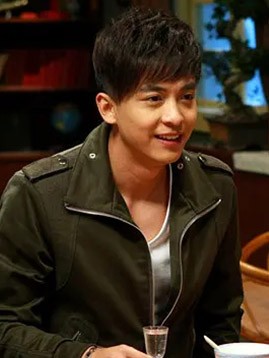 林英雄(李佳航饰演)