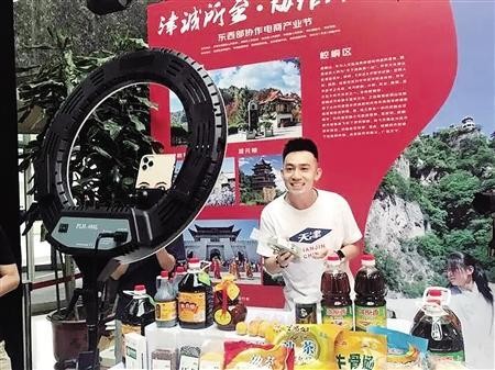 主播正在当地的电商产业节上直播带货新华社发