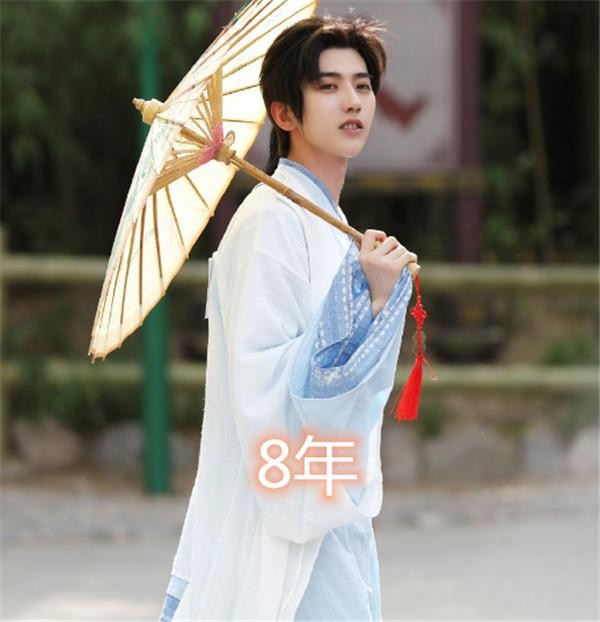 当红男星的出道时长，丁禹兮3年，蔡徐坤8年，而他已有23年了
