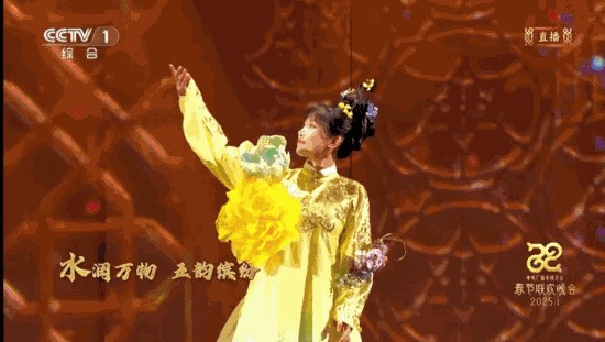 李子柒春晚舞台服饰惊艳亮相，融合十三项非遗技艺彰显文化底蕴