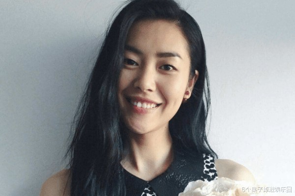 她是坚强善良的女明星，凭着自己的坚强毅力，走向了模特之路