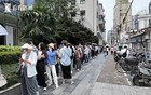 消费者太拼了！上海这家金店门口排起百米长队