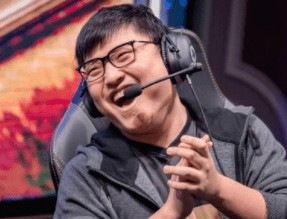微博之夜年度热点人物榜：Uzi暂列第二，力压李佳琦、薇娅