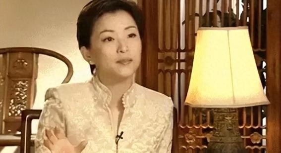 一条动态，戳穿了56岁杨澜的真实处境，原来当年倪萍没说错！