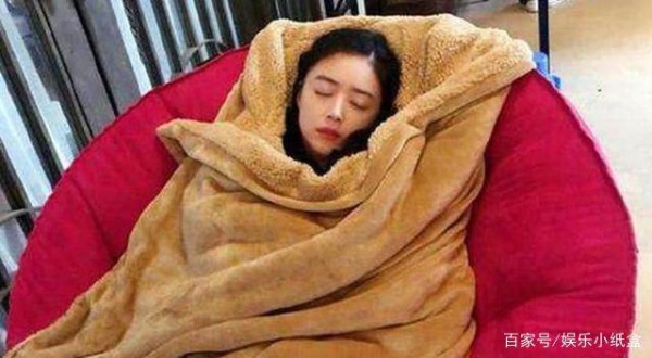 明星们到底有多不容易，看看他们的睡姿就知道了，不禁让人心疼