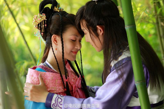张睿李彩桦额头相抵