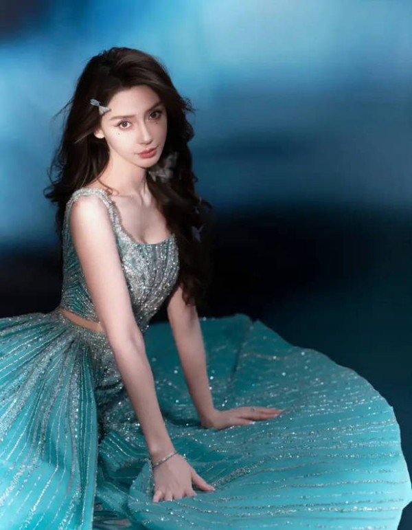 Angelababy脖颈线条完美。