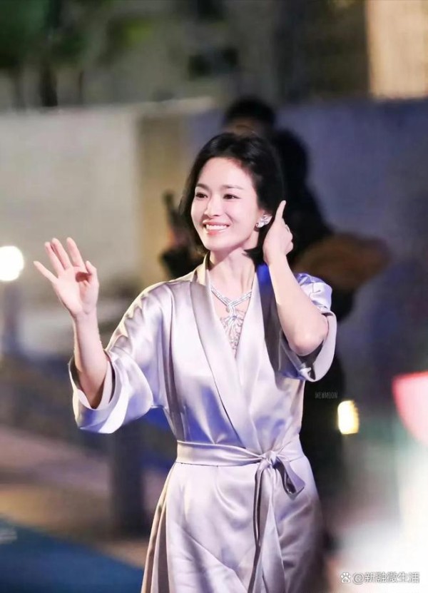 宋慧乔现身曼谷生图曝光！和粉丝亲切打招呼，看起来温婉大方