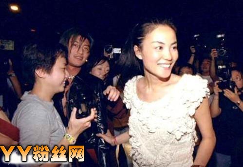 王菲谢霆锋复合是真的吗俩人公寓亲吻视频 王菲谢霆锋为什么分手