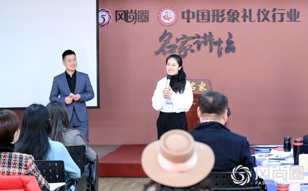 梁蕾班长做自我介绍