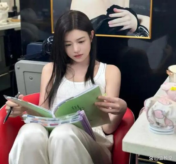 陈妍希一瘸一拐去酒吧与付辛博聚会：头戴帽子面戴口罩