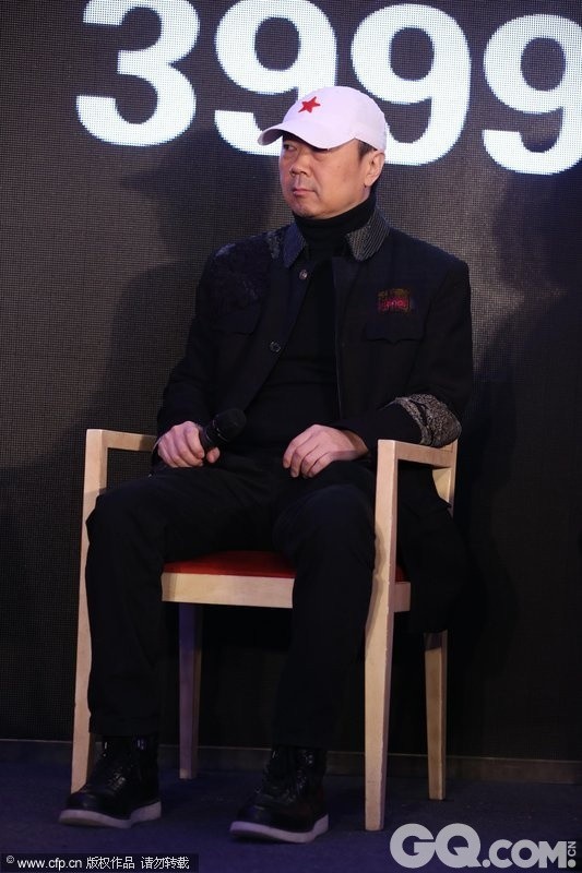 相比庚Phone的2780元，崔健的蓝色骨头首发价3999元，拥有4.7英寸高清显示屏、运行Android 4.0操作系统、800万像素主摄像头、2500mAh电池。 