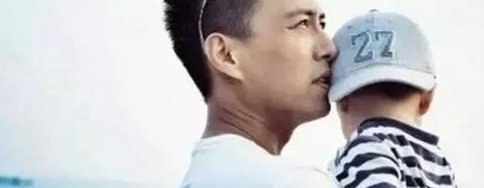 她是黄晓明的同窗好友，４０岁二婚再嫁，靳东在微博上多次表白