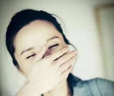 她是黄晓明的同窗好友，４０岁二婚再嫁，靳东在微博上多次表白
