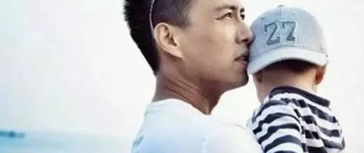 她是黄晓明的同窗好友，４０岁二婚再嫁，靳东在微博上多次表白