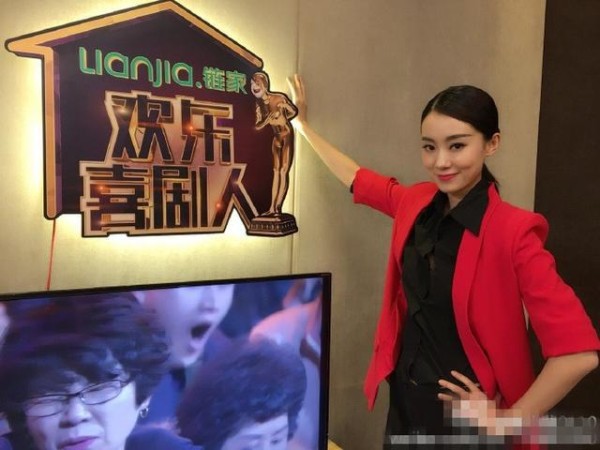 她与杨幂、袁姗姗为同窗好友，拥有颜值和美腿，却甘愿做助演