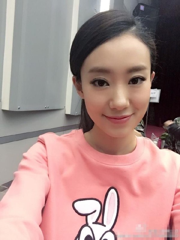 她与杨幂、袁姗姗为同窗好友，拥有颜值和美腿，却甘愿做助演