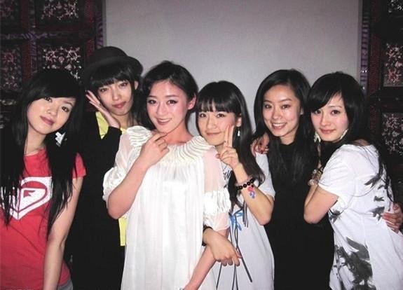 她与杨幂、袁姗姗为同窗好友，拥有颜值和美腿，却甘愿做助演