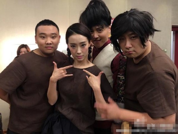 她与杨幂、袁姗姗为同窗好友，拥有颜值和美腿，却甘愿做助演