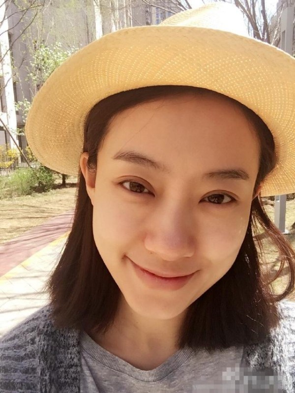 她与杨幂、袁姗姗为同窗好友，拥有颜值和美腿，却甘愿做助演