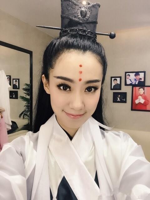 她与杨幂、袁姗姗为同窗好友，拥有颜值和美腿，却甘愿做助演
