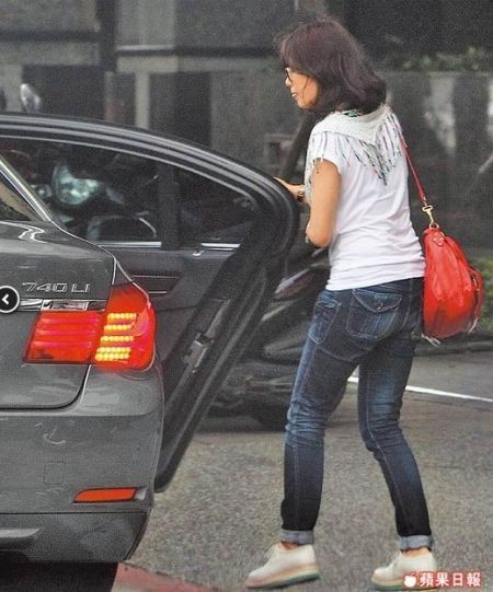 贾静雯素颜从家走出直接上豪车