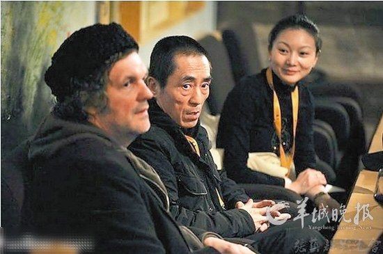 网友曝光的照片中，在第六届塞尔维亚电影节上陪伴张艺谋的黑衣女子(右一)疑似陈婷.jpg